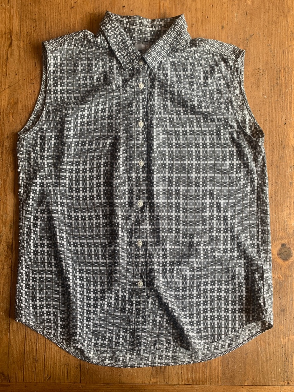 Uniqlo Black and White Geometric Sleeveless Button-Down Shirt